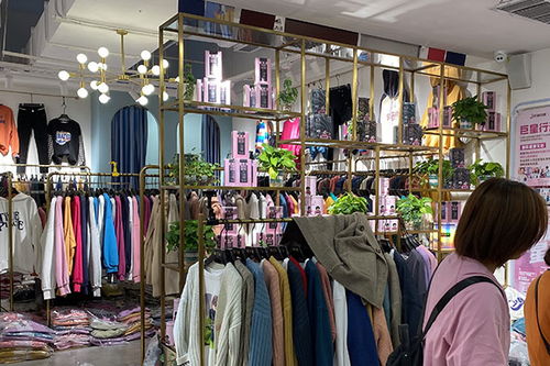 服裝實體店跨界明星IP社交電商 實體經(jīng)濟轉(zhuǎn)型升級與流量裂變新路徑